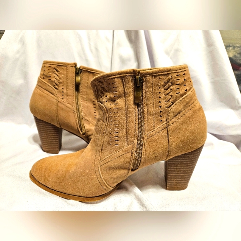 SWV TAN BOOTS Womens SZ 9 Suede Man Made Material Heels Side Zip
